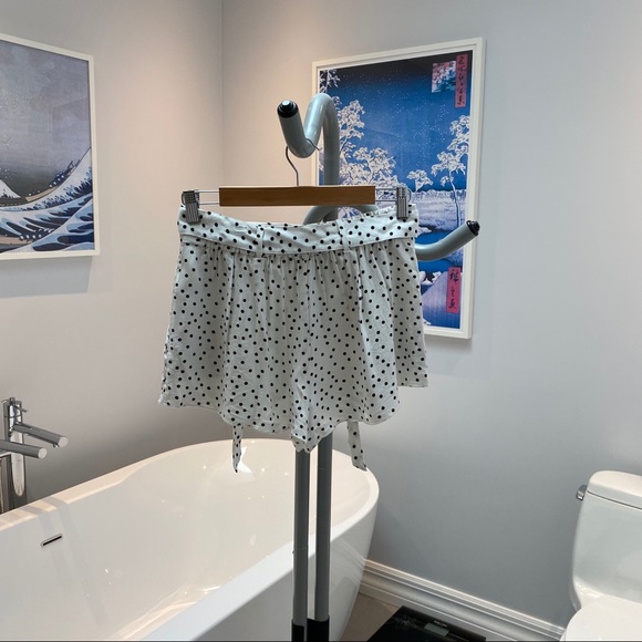 Aritzia Flowy Short - Picture 2 of 3